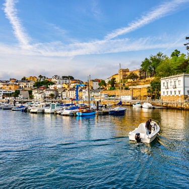 Este pueblo marinero es perfecto para recorrer a pie: con un palacio del siglo XVI, pescado fresco y junto a una reserva natural 