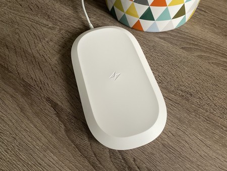 Probamos el iXpand Wireless Charger de SanDisk: carga inalámbrica y copia de seguridad al mismo tiempo