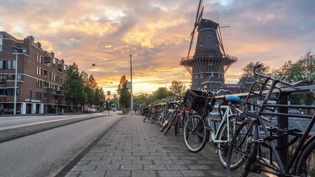 Holanda se suma al veto de los coches de combustión y quiere hacerlo 10 años antes que España: en 2030