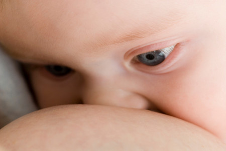 La lactancia materna podría evitar 800 mil muertes infantiles y más de 20 mil muertes por cáncer de mama
