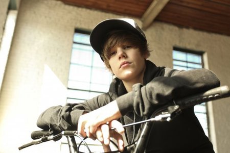 Daniel Radcliffe si oye cantar a Justin Bieber, no sabe si es chico o chica