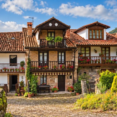 Nadie lo visita, pero dicen que este pueblo remoto parece la campiña inglesa en Cantabria: casas de piedra, arroyos y cocido montañés casero 