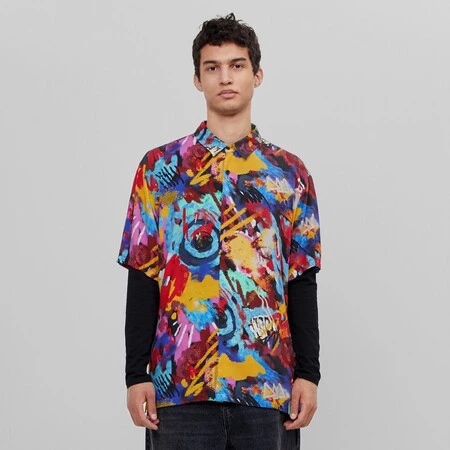 Abstracción y psicodelia, la apuesta en color con la que Bershka buscar cerrar el año con estilo