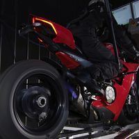 Así fabrica Akrapovič su exuberante escape en titanio para la Ducati Panigale V4, ¡y suena descomunal! 