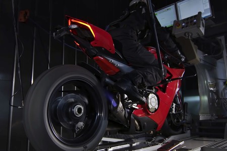 Así fabrica Akrapovič su exuberante escape en titanio para la Ducati Panigale V4, ¡y suena descomunal!