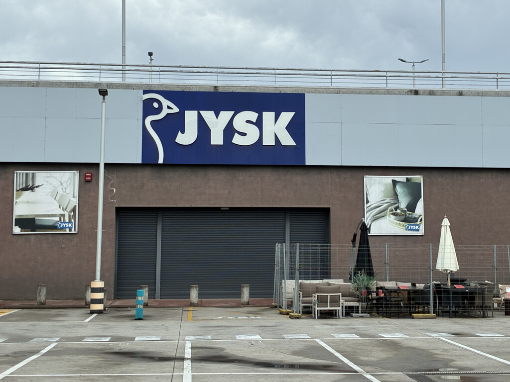 Jysk tiene la solución tirada de precio para acabar con el desorden en el salón y tener las mantas siempre a mano