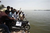 ¿Gasolina cara? Pues tiremos las motos al río 