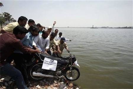 ¿Gasolina cara? Pues tiremos las motos al río