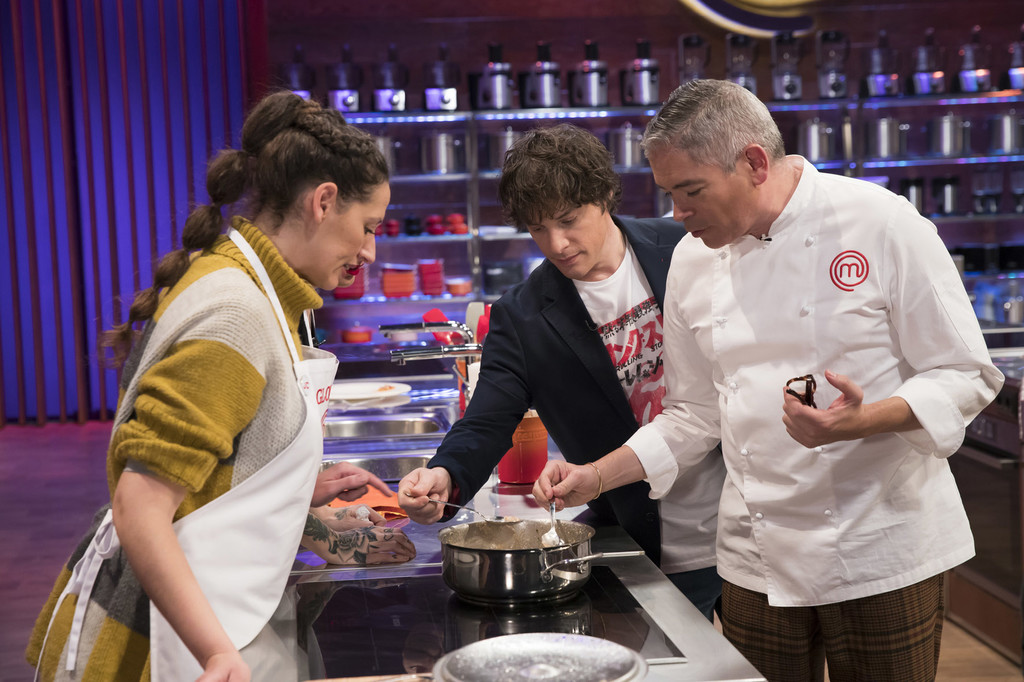 Los concursantes de MasterChef aprenden a hacer una fritura mientras el público se queda frito