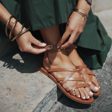 Cómodas, de piel y con tiras: las sandalias Pikolinos que las mujeres de +40 con estilo no se quitan para vestir elegantes sin tacón  
