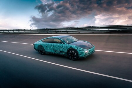 El coche eléctrico solar Lightyear One supera los 700 km de autonomía con una sola carga y una batería de 60 kWh