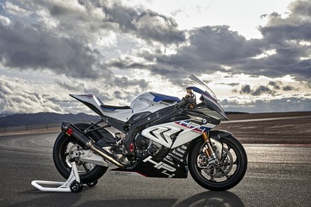 La brutalidad germana envuelta en fibra de carbono se llama BMW HP4 RACE: 215 cv y 171 kg