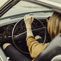La DGT indica cuál es la postura correcta al volante para evitar lesiones y el temido 'efecto submarino'