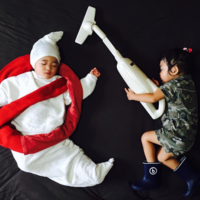 Mientras los mellizos duermen, su madre convierte sus siestas en divertidas aventuras