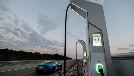 El Porsche Taycan es el primer coche eléctrico que soporta recargas de 800 V y hasta 270 kW