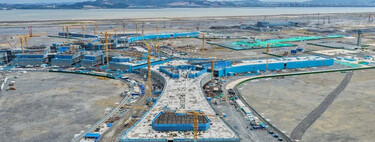 China está construyendo un aeropuerto colosal en mitad del mar. Ya empieza a parecer un aeropuerto
