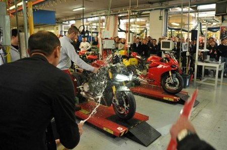 La primera Ducati 1199 Panigale sale de la cadena de montaje