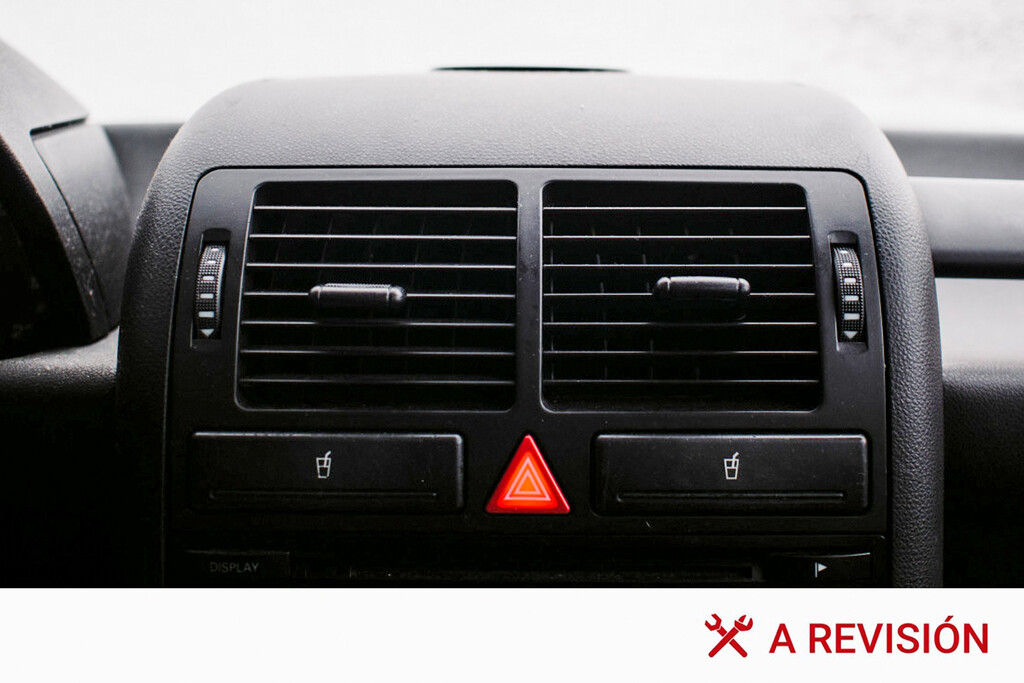 Llevo toda la vida poniendo las luces de emergencia cuando me encuentro un atasco en la autopista. Resulta que lo estoy haciendo mal, según la ley 