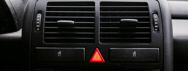 Encender las luces de emergencia en autopista al llegar a un atasco no es la forma adecuada de avisar del peligro, según la ley