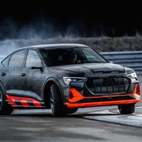 Audi se desmelena con los coches eléctricos e-tron S y e-tron S Sportback de 503 CV, con tres motores y mucha tracción trasera
