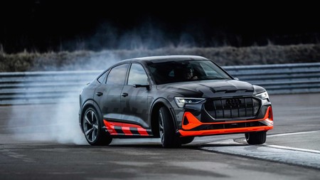 Audi se desmelena con los coches eléctricos e-tron S y e-tron S Sportback de 503 CV, con tres motores y mucha tracción trasera