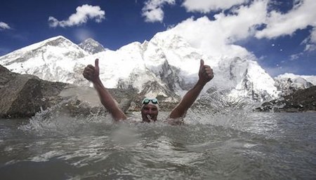 Nadando en el Himalaya