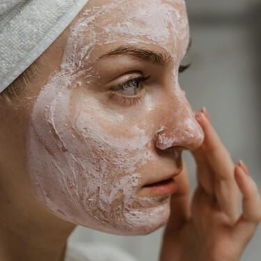 Despídete de las rutinas de cuidado de la piel de 10 pasos: el skincare minimalista es tendencia en 2025