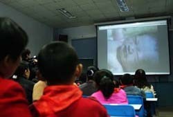 Proyectar vídeos de partos en las escuelas