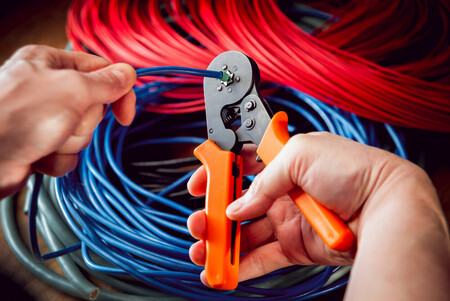Ferramenta de crimpagem RJ45. Imagem: Fas Electricidad