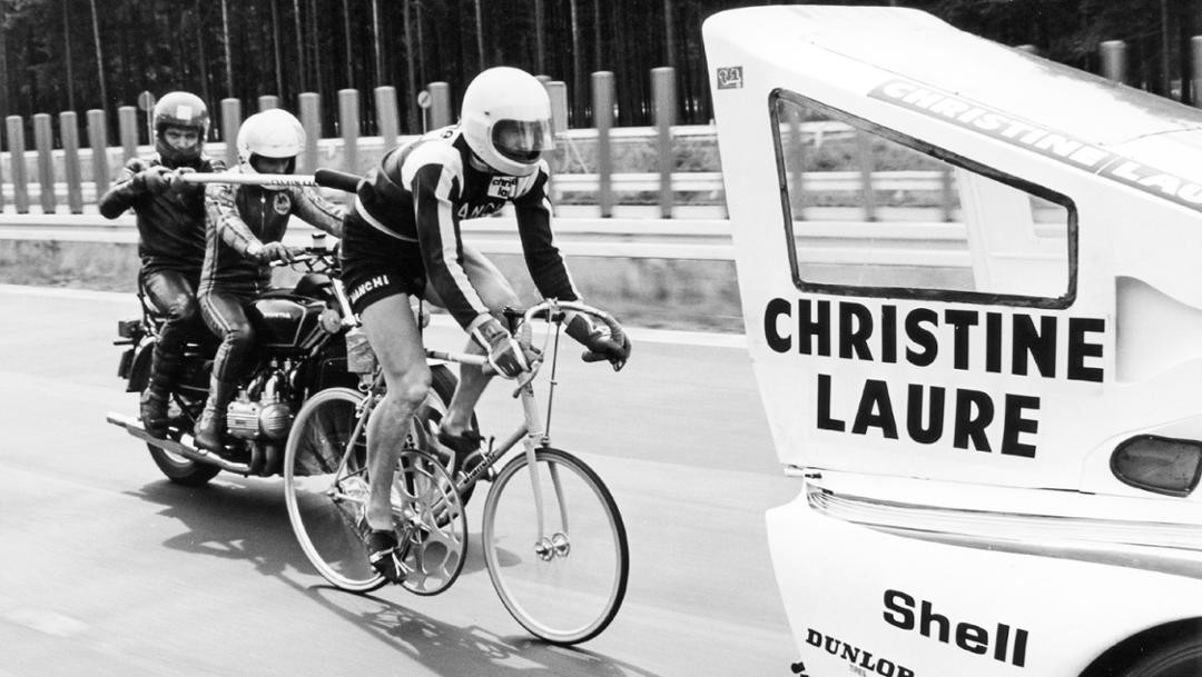 El loquísimo intento de alcanzar 240 km/h en bicicleta a rebufo de un Porsche 935 Turbo de 800 CV