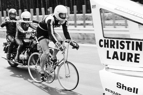 El loquísimo intento de alcanzar 240 km/h en bicicleta a rebufo de un Porsche 935 Turbo de 800 CV
