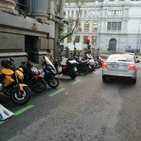 Motos en las aceras, peatones sin sitio y terrazas abiertas: así es el caos del espacio urbano en la desescalada
