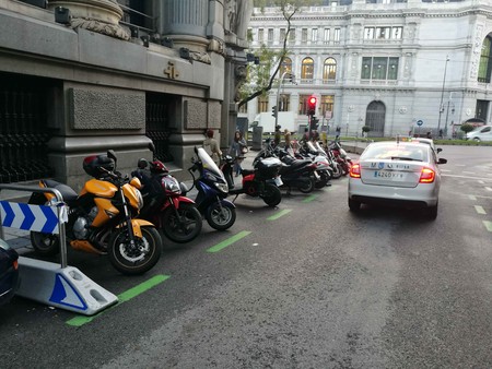 Motos en las aceras, peatones sin sitio y terrazas abiertas: así es el caos del espacio urbano en la desescalada