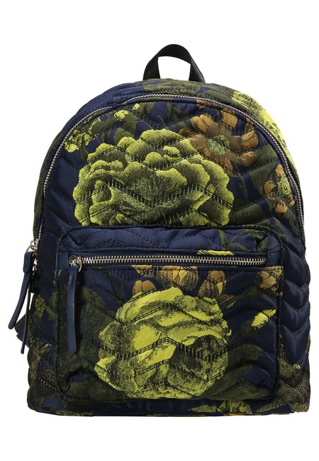Por sólo 11,20 euros podemos hacernos con esta mochila Plain Fabric en azul de la marca Parfois en Zalando