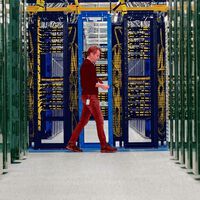 Microsoft se marcó un objetivo climático para 2030. Convertirse en una compañía de IA ha hecho que el plan salte por los aires 