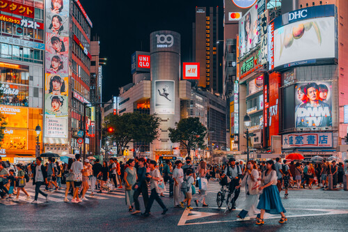 pessoas andando em Tóquio, no Japão. Créditos: banco de imagens