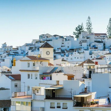 La gente que se agobia con el turismo de Marbella va a este otro pueblo de Málaga. Tiene una playa casi vacía