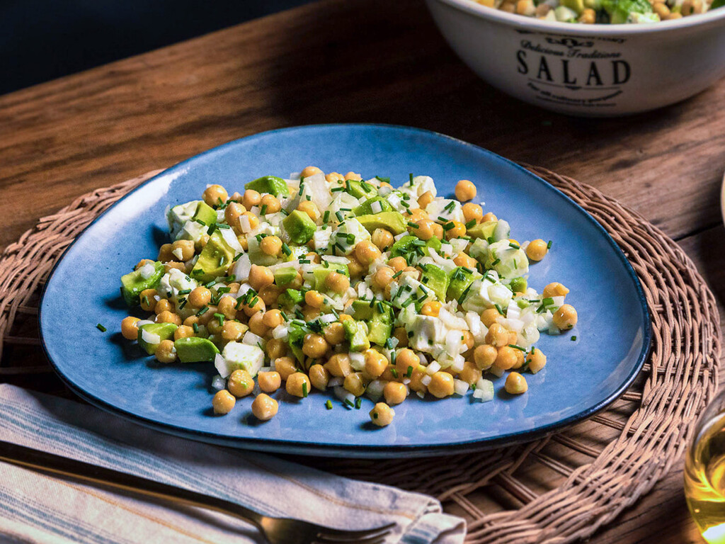 Ensalada de garbanzos, aguacate y queso feta, receta fácil y nutritiva lista en menos de 15 minutos