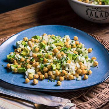 Ensalada de garbanzos, aguacate y queso feta, receta fácil y nutritiva lista en menos de 15 minutos