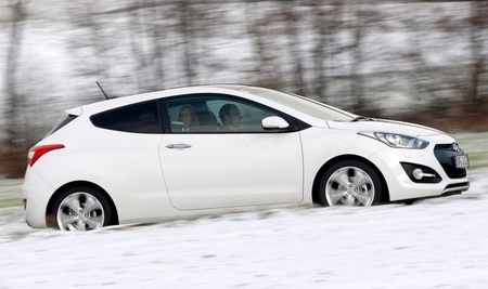 Hyundai i30 tres puertas blanco vista lateral nieve