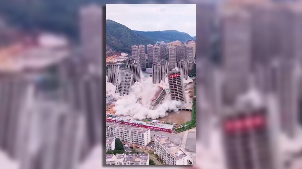 En China no se andan con tonterías. Esta demolición masiva de edificios demuestra que si algo va mal, matan moscas a cañonazos 