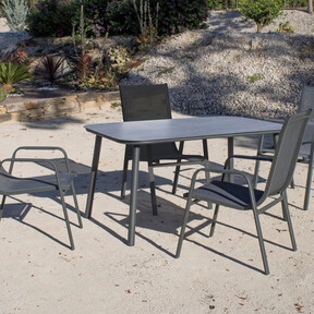 Carrefour vende por casi 200 euros menos un set de mesa y sillas que transforma la terraza o el jardín en un comedor