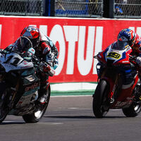 Álvaro Bautista, furioso tras perder otro podio por un golpe con Loris Baz: "Me ha tirado, no ha estado bien" 