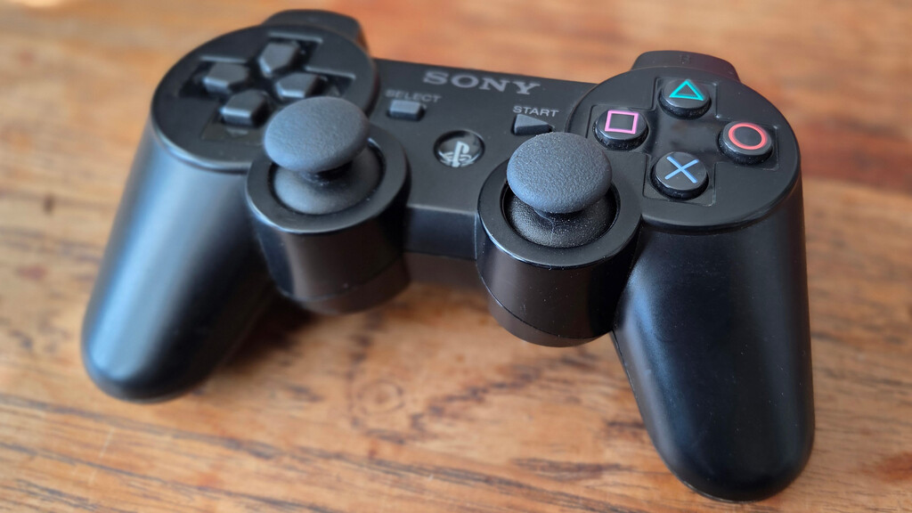 El primer control de la PS3 podría ser el más avanzado de su tiempo, pero no contaba con una función básica muy popular de la época 