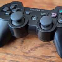 El primer control de la PS3 podría ser el más avanzado de su tiempo, pero no contaba con una función básica muy popular de la época 