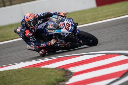 Michael van der Mark somete a las Kawasaki para conseguir su primera victoria en el WSBK