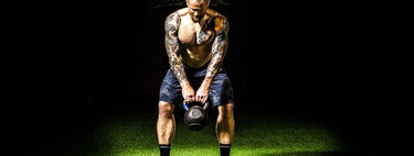 21 ejercicios que puedes hacer en casa con una sola kettlebell para ganar músculo y perder peso