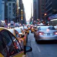 Uber y Lyft incrementan el tráfico en lugar de disminuirlo, según un estudio