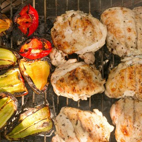 Con este accesorio cocinar verduras o pescado en la barbacoa será sencillo, cómodo y muy fácil (y está en oferta)