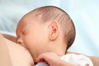 Los recién nacidos deberían hacer sus primeras tomas de pecho en el lavabo del hospital